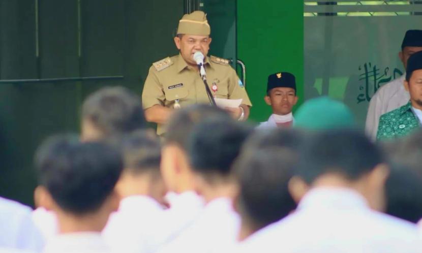  Bupati Semarang, H Ngesti Nugraha, saat memimpin upacara bendera peringatan Hari Santri di SMK NU Ungaran, Kabupaten Semarang.