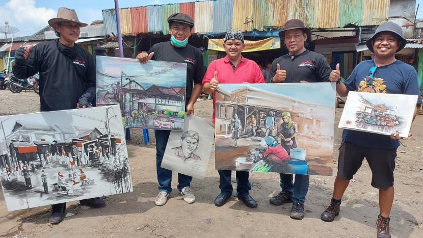 Bupati Semarang, H Ngesti Nugraha (tengah) bersama para perupa dan karya mereka pada kegiatan Painting On The Spot, yang di laksanakan di depan pasar Projo Ambarawa, Kecamatan Ambarawa, Kabupaten Semarang, Ahad (13/3).