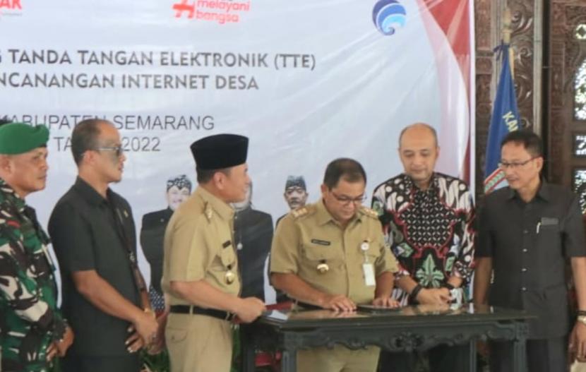 Bupati Semarang, H Ngesti Nugraha (tengah) melaunching penggunaan Tanda Tangan Elektronik (TTE), yang dilaksanakan di Pendopo  Rumah Dinas Bupati Semarang, di Ungaran, Kabupaten Semarang,  Senin (10/10).