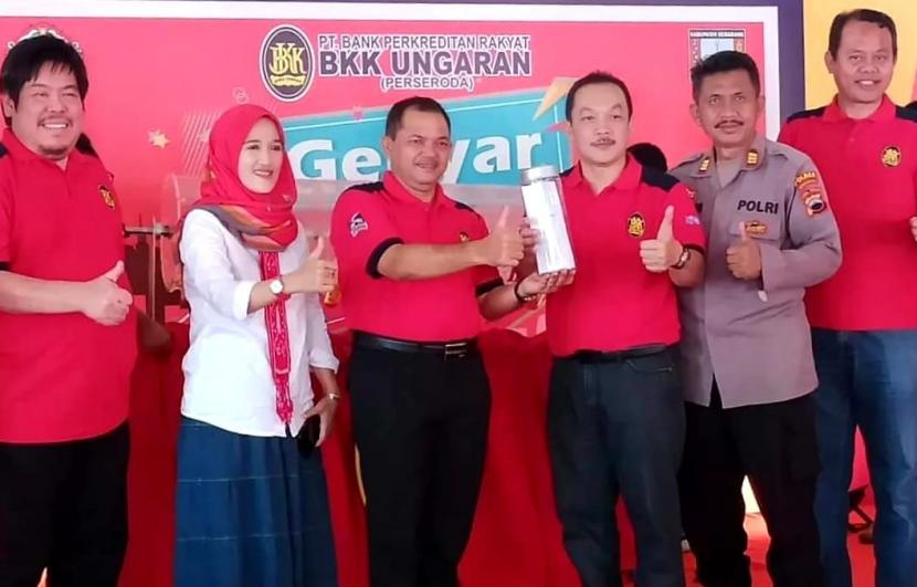 Bupati Semarang, H Ngesti Nugraha (tiga dari kiri) saat menghadiri acara Pengundian Hadiah Tamades PT BPR-BKK Ungaran, di Pendopo Rumah Dinas Bupati Semarang, di Ungaran, Sabtu (10/12).