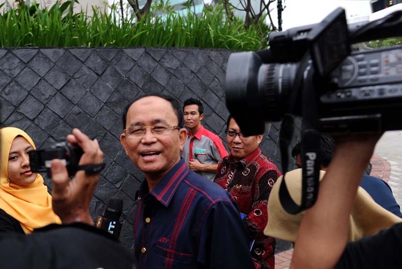 Bupati Serang, Ahmad Taufik Nuriman menjawab pertanyaan media usai menjalankan pemeriksaan di Kantor Komisi Pemberantasan Korupsi (KPK), Jakarta, Kamis (19/6).
