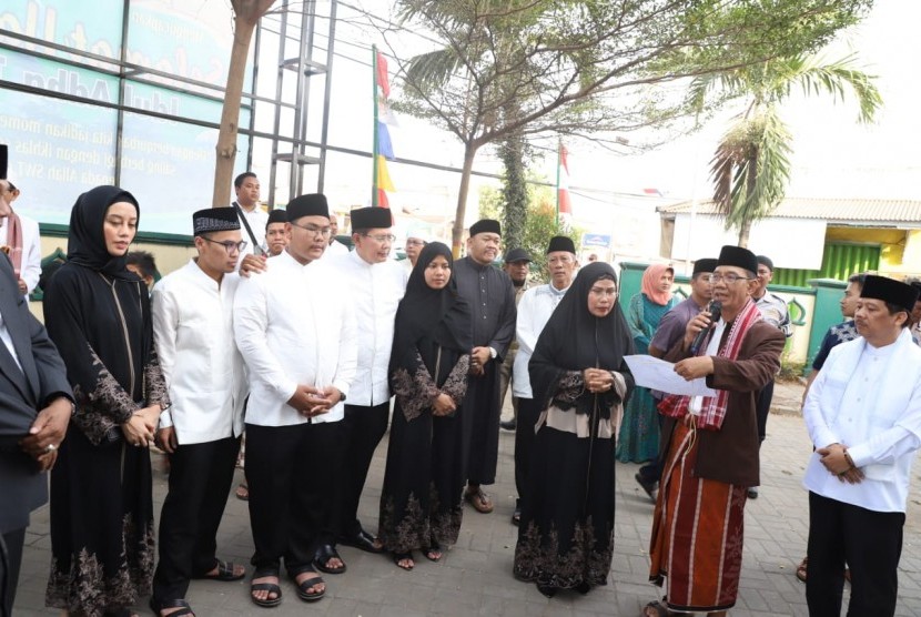 Bupati Serang Ratu Tatu Chasanah dan Wakil Bupati Pandji Tirtayasa melaksanakan salat Idul Adha di Alun-alun Kecamatan Kramatwatu, Kabupaten Serang, Ahad (11/8).