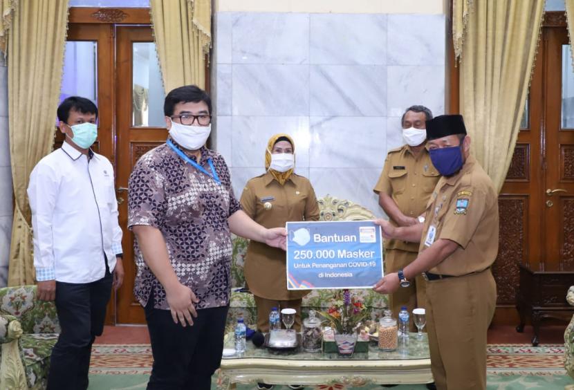 Bupati Serang Ratu Tatu Chasanah hadir dalam penyerahan bantuan secara simbolis dari PT Indomarco Pristama dan Balai Besar Pengembangan Latihan Kerja (BBPLK) Serang di Pendopo Bupati Serang, Selasa (21/4).