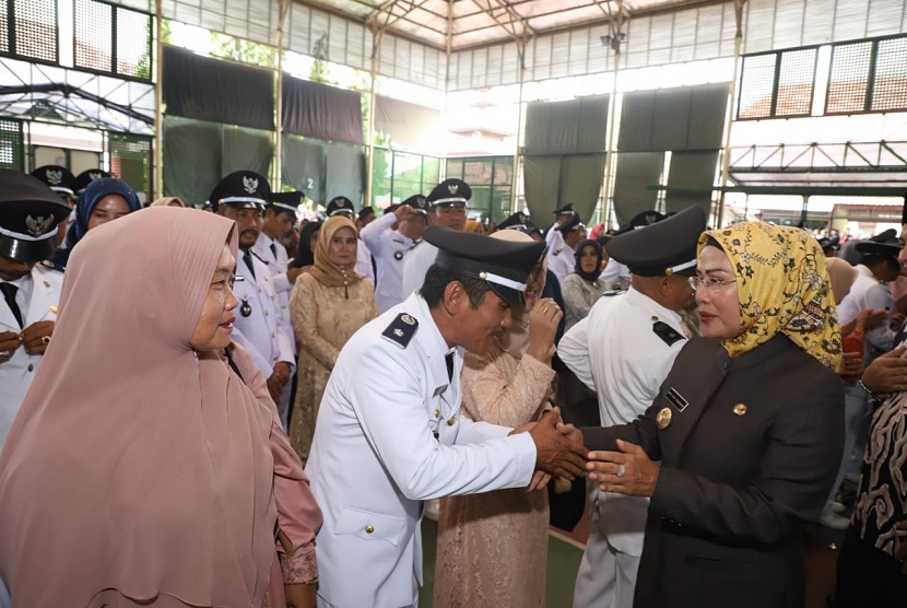 Bupati Serang Ratu Tatu Chasanah melantik 150 kepala desa (kades) terpilih periode 2019-2025 di lapangan Tennis Indoor Setda Kabupaten Serang, Kamis (26/12).