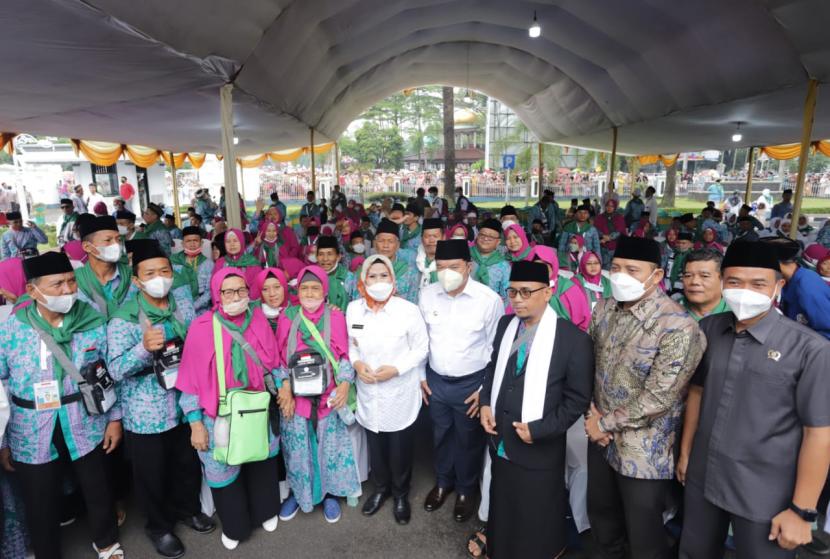 Bupati Serang Ratu Tatu Chasanah melepas 200 jemaah calon haji asal Kabupaten Serang di Halaman Pendopo Bupati Serang, Rabu (15/6/2022).