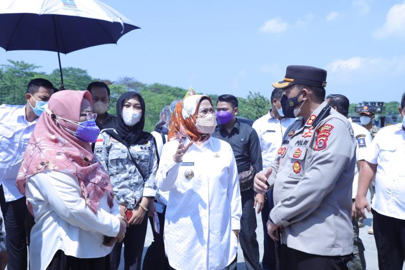 Bupati Serang Ratu Tatu Chasanah memastikan pelayanan vaksinasi terbuka untuk masyarakat, tidak hanya yang berdomisili di Kabupaten Serang. Meskipun kebijakan ini berdampak pada target vaksinasi masyarakat yang belum tinggi di Kabupaten Serang. 