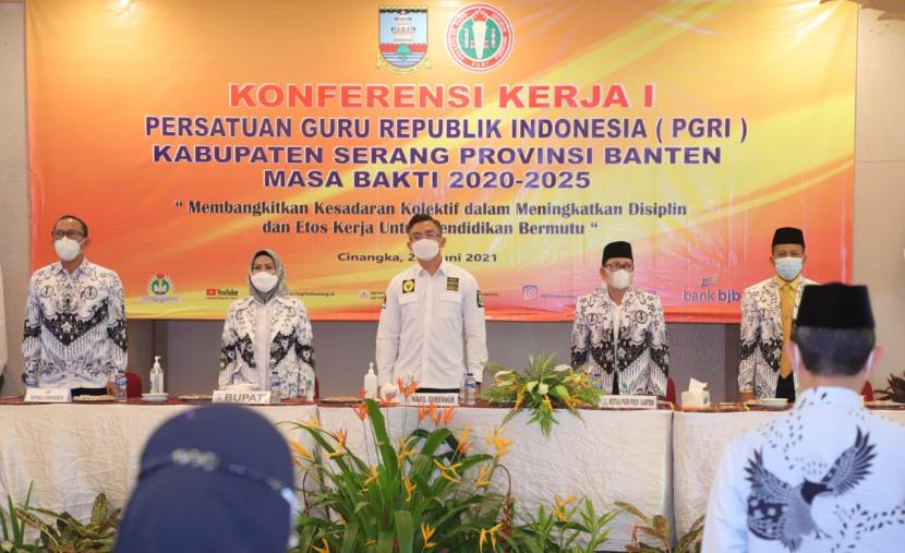 Bupati Serang Ratu Tatu Chasanah meminta Persatuan Guru Republik Indonesia (PGRI) untuk menekan pandemi Covid-19. Para guru diminta untuk ikut mengkampanyekan protokol kesehatan (prokes) kepada masyarakat. 