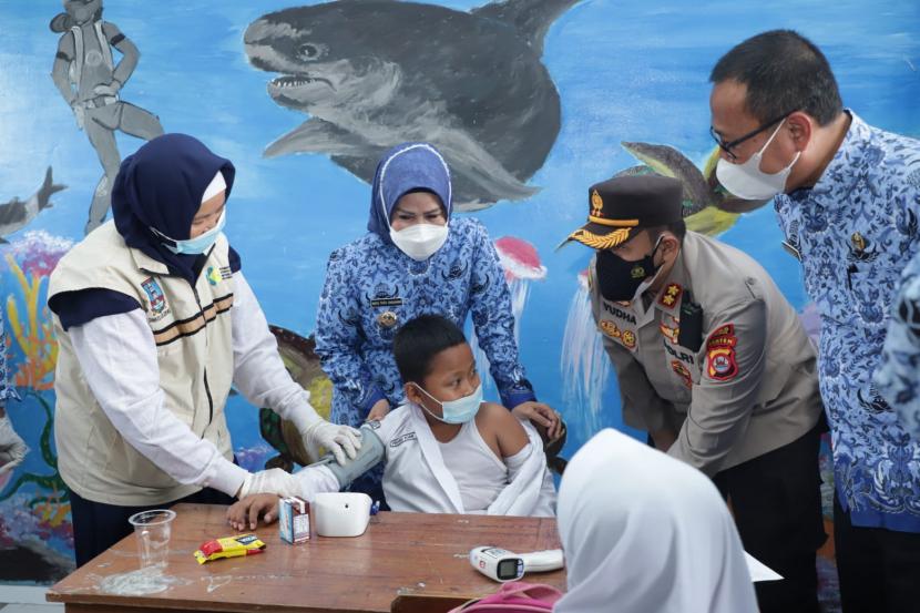 Bupati Serang Ratu Tatu Chasanah mencanangkan dimulainya vaksinasi anak Kabupaten Serang untuk usia 6-11 tahun di SDN Ciruas 1, Senin (17/1/2022).