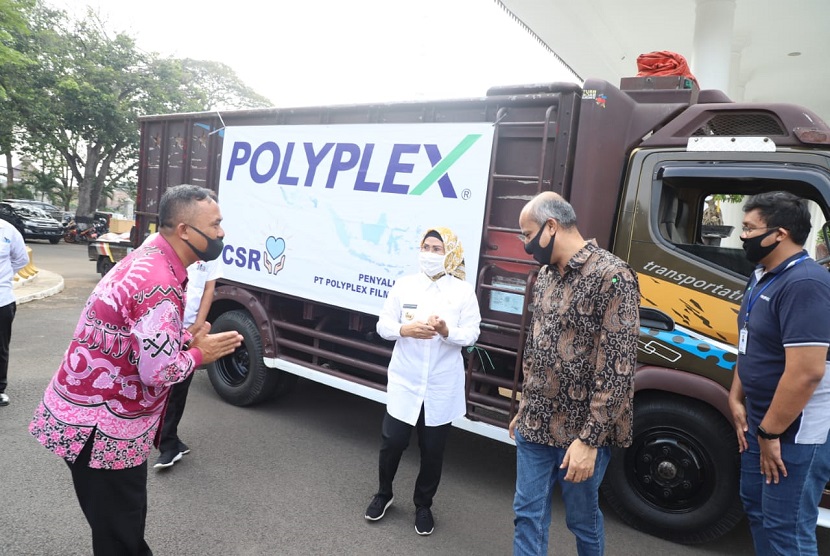 Bupati Serang Ratu Tatu Chasanah menerima bantuan dari PT Chandra Asri Petrochemical dan PT Polyplex Films Indonesia di Pendopo Bupati Serang, Rabu (24/6/2020).