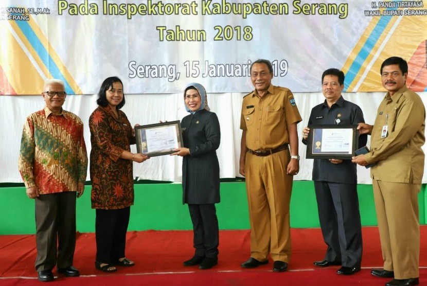 Bupati Serang, Ratu Tatu Chasanah menerima sertifikat ISO yang diserahkan Sekretaris Utama Badan Standarisasi Nasional (BSN), Puji Winarni, di Tennis Indoor, Setda Pemkab Serang, Selasa (15/1) 