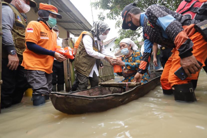 Bupati Serang Ratu Tatu Chasanah meninjau lokasi banjir di Kampung Kajeroan, Desa Rancasanggal, Kecamatan Cinangka, Kamis (3/3/2022). 