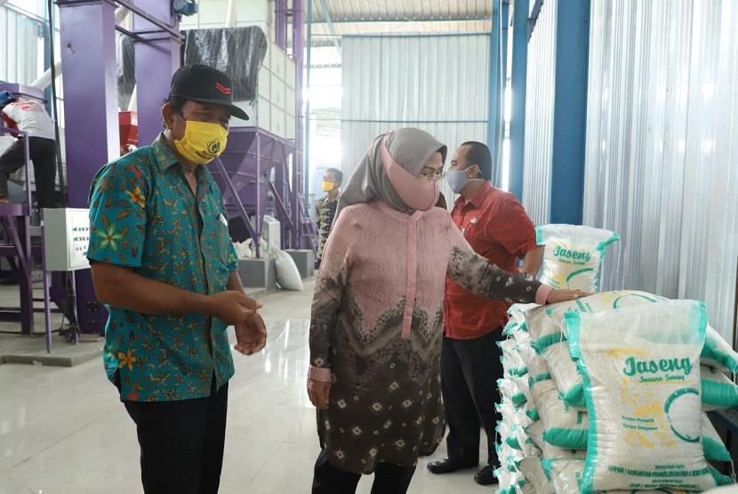 Bupati Serang Ratu Tatu Chasanah meninjau produksi beras yang akan digunakan untuk bantuan sosial korban terdampak virus corona atau covid-19. Bantuan yang akan diturunkan dipastikan aman dari petani lokal dengan branding Beras Jawara Serang (Jaseng). 