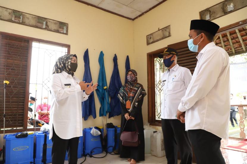 Bupati Serang Ratu Tatu Chasanah meninjau Rumah Isolasi di Desa Ciomas, Kecamatan Padarincang, Kabupaten Serang, Banten, Rabu (6/5).