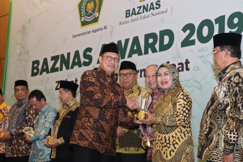 Bupati Serang Ratu Tatu Chasanah meraih Baznas Award kategori Kepala Daerah Pendukung Kebangkitan Zakat 2019.