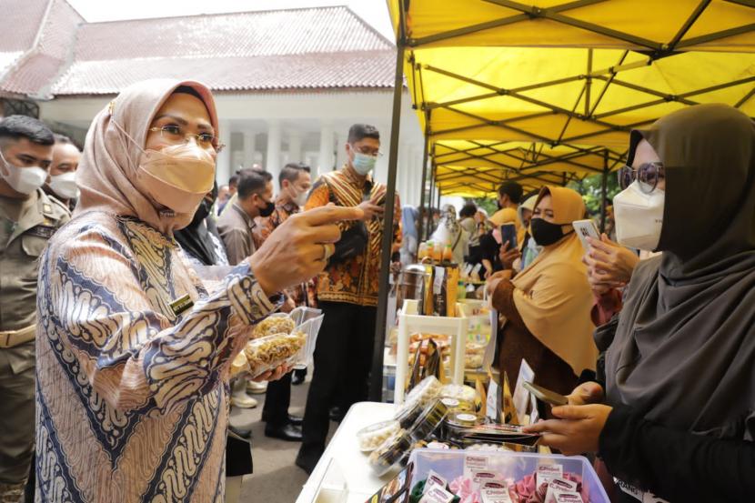 Bupati Serang Ratu Tatu Chasanah meresmikan gerai Teras Pendopo sebagai sentra produk Usaha Mikro Kecil Menengah (UMKM) di halaman Pendopo Bupati Serang, Kamis (16/12).