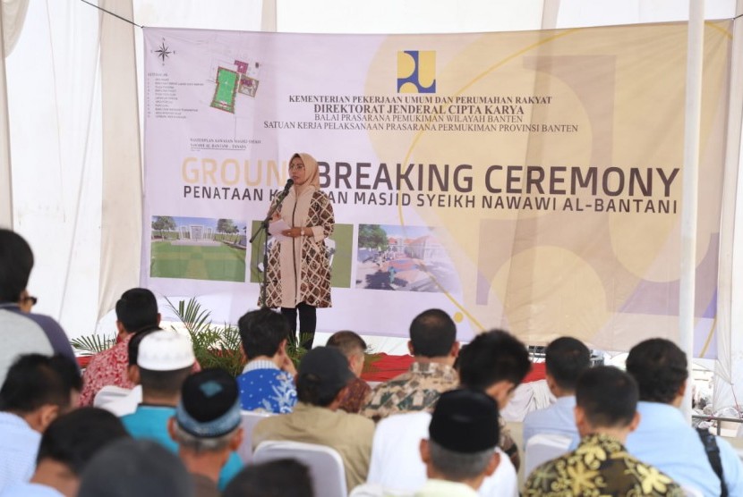 Bupati Serang Ratu Tatu Chasanah saat meletakan batu pertama (groundbreaking) di Kawasan Masjid Syech Nawawi Al Bantani, Kamis (3/10).