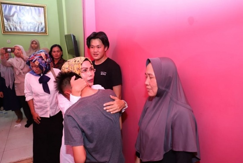 Bupati Serang Ratu Tatu Chasanah saat mengunjungi keluarga korban pesawat Lion Air JT 610,  Sah Sahabudin di kediamannya, Rabu (31/10)