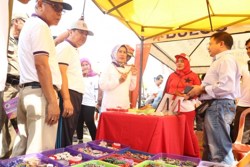 Bupati Serang Ratu Tatu Chasanah saat Peringatan Hari Koperasi ke72 Tingkat Kabupaten Serang di Lapangan Desa Plawad, Kecamatan Ciruas, Kabupaten Serang, Selasa (13/8).