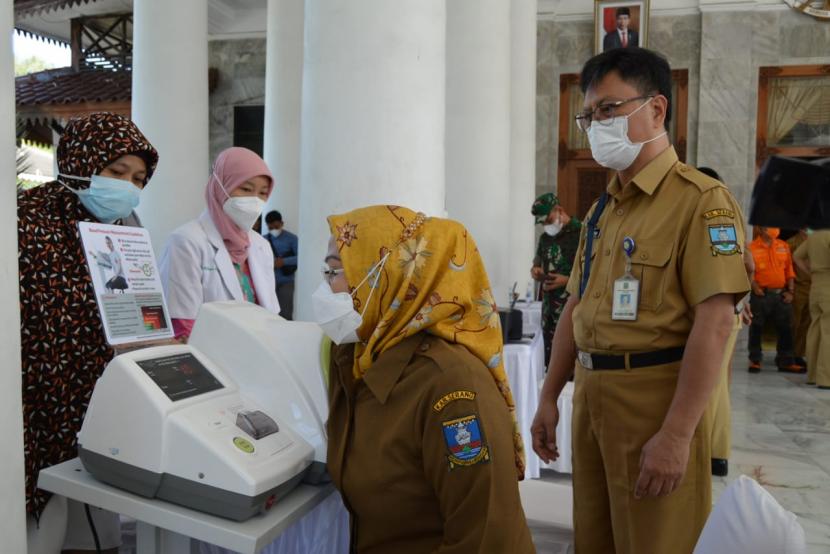 Bupati Serang Ratu Tatu Chasanah secara resmi memulai program vaksinasi ketiga (booster).