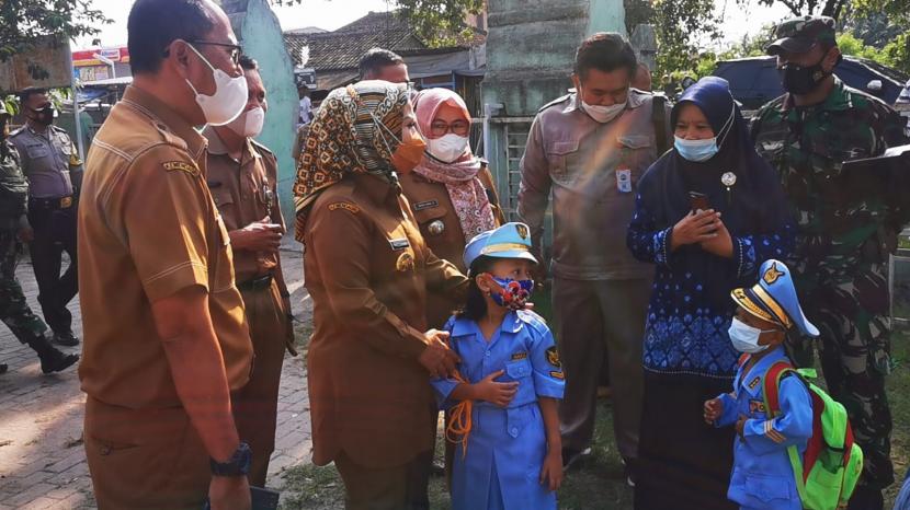 Bupati Serang Ratu Tatu Chasanah turun tangan menyelesaikan sengketa lahan Kantor Desa Kendayakan dan sekolah PAUD Tunas Harapan di Kecamatan Kragilan. Para pihak yang bersengketa bermediasi dan diminta menyelesaikan masalah di jalur hukum. 