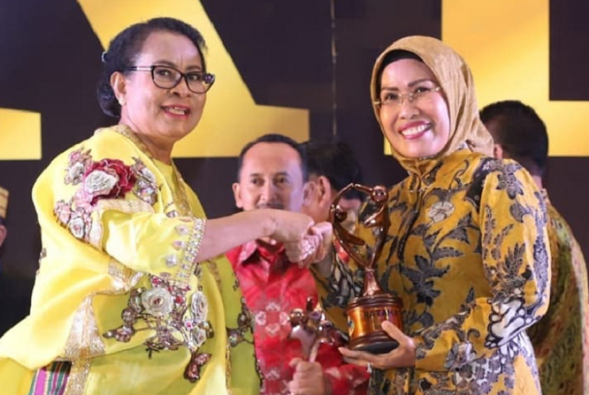 Bupati Serang Ratu Tatu Chasanah untuk pertama kali meraih penghargaan Kabupaten Layak Anak (KLA) kategori pratama dari Kementerian Pemberdayaan Perempuan dan Perlindungan Anak (PPPA) di Hotel Sheraton, Makassar, Selasa (23/7) malam lalu.