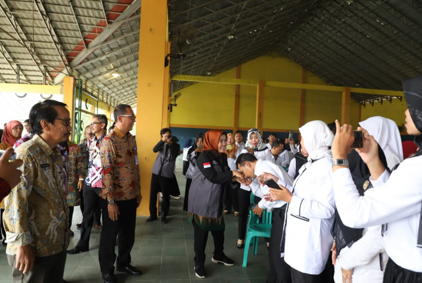 Bupati Serang Ratu Tatu Chasanah usai bersilaturahmi dengan ratusan guru honorer Kabupaten Serang di aula SMPN 1 Kramatwatu, Kamis (30/1).