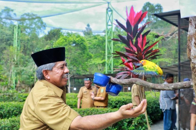 Bupati Siak Alfedri saat meresmikan Taman Wisata Burung Jauhari, Kecamatan Mempura, Siak, Riau, Senin (15/1/2024).