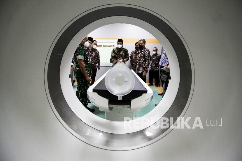 Bupati Sidoarjo Ahmad Mudhor Ali (tengah) melihat alat radioterapi dengan spesifikasi Linear Accelerator (Linac) di gedung pelayanan Kanker Terpadu usai diresmikan di Rumah Sakit Umum Daerah (RSUD) Sidoarjo, Jawa Timur, Kamis (27/1/2022). RSUD Sidoarjo membuka pelayanan kanker yang dilengkapi dengan tim medis yang profesional dan peralatan medis yang modern untuk penyembuhan penyakit kanker. 