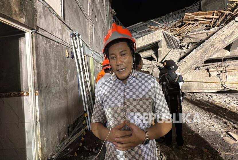 Bupati Sidoarjo Subandi saat meninjau langsung proses evakuasi di Pondok Pesantren Al Khoziny. 