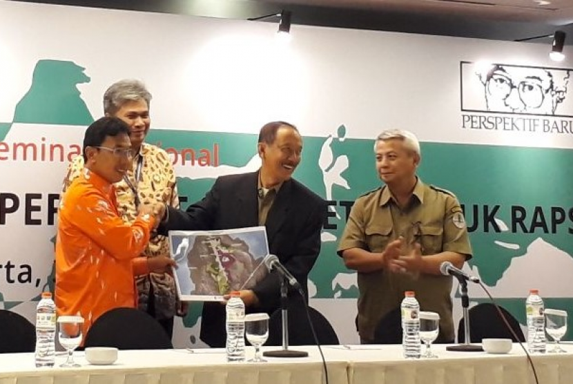 Bupati Sigi Muhammad Irwan Lapata menyerahkan Peta TORA ke Dirjen Perhutanan Sosial KLHK Hadi Daryanto di Hotel Ibis Slipi, Selasa (3/10).