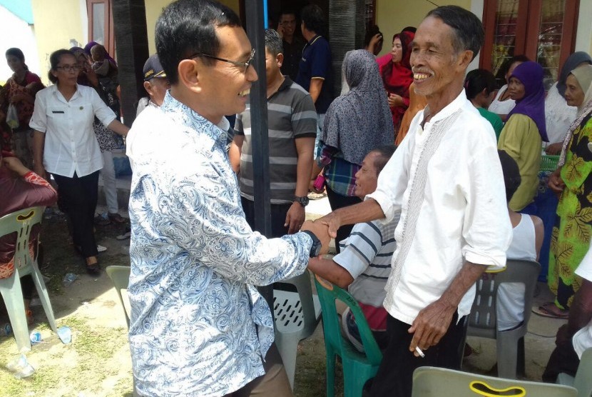 Bupati Simalungun JR Saragih (kiri) tinjau pelayanan kesehatan gratis.