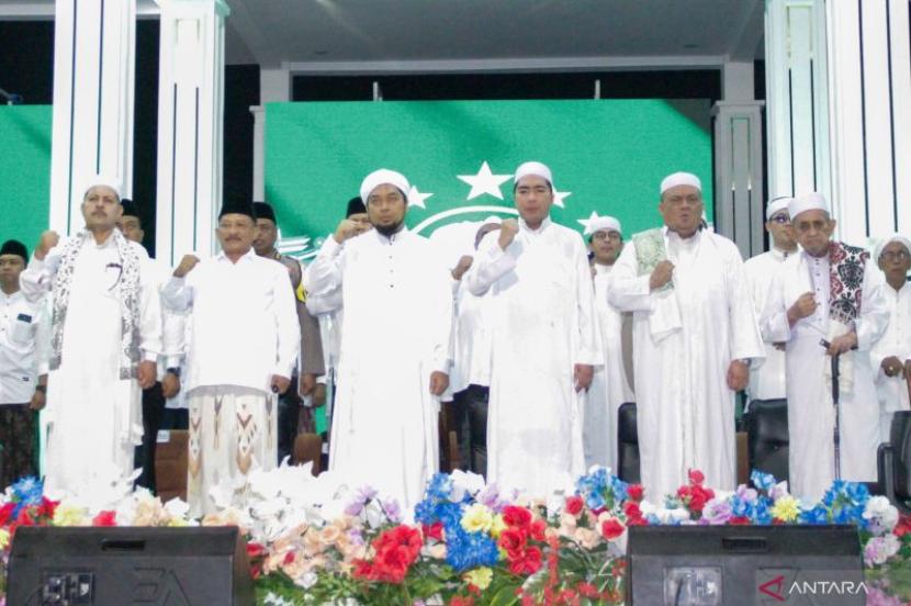 Bupati Situbondo Karna Suswandi (dua dari kiri) bersama Pengasuh Ponpes Salafiyah Syafi