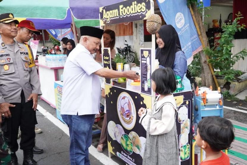 Bupati Situbondo Karna Suswandi mengunjungi stan UMKM di Festival Ramadhan 2024, yang digelar di Jalan Irian Jaya, Kabupaten Situbondo, Jawa Timur, Senin (11/3/2024).
