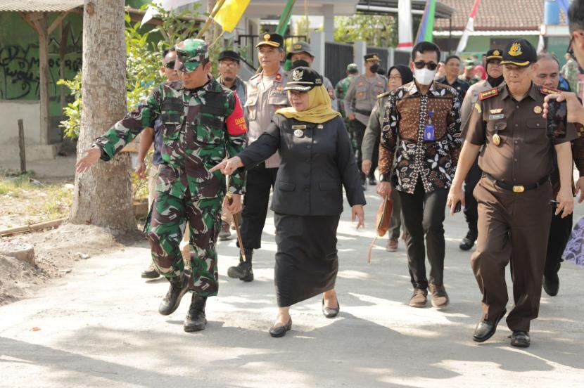 Bupati Sleman, Kustini Sri Purmomo, resmi menutup kegiatan TNI Manunggal Membangun Desa (TMMD) Sengkuyung.