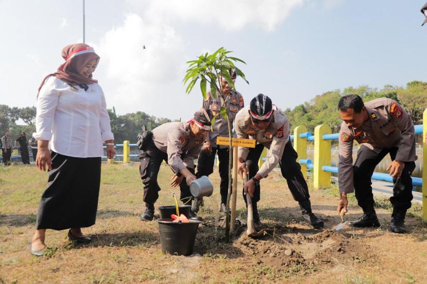  Bupati Sleman Kustini, Sri Purnomo, dan Kapolresta Sleman, AKBP Yuswanto Ardi, melakukan kegiatan bakti sosial dan penanaman pohon di area Embung Tambakboyo.