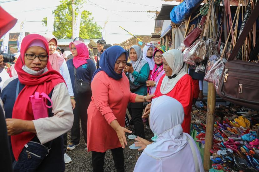 Bupati Sleman, Kustini Sri Purnomo, hadir dalam kegiatan Borong Bareng yang berlangsung di halaman pasar transit Sidokarto.