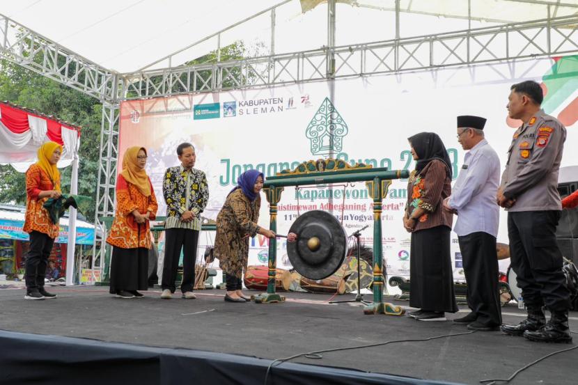 Bupati Sleman, Kustini Sri Purnomo, membuka Jonggrang Expo di Taman Perdamaian Prambanan, Sabtu (26/8/2023). 