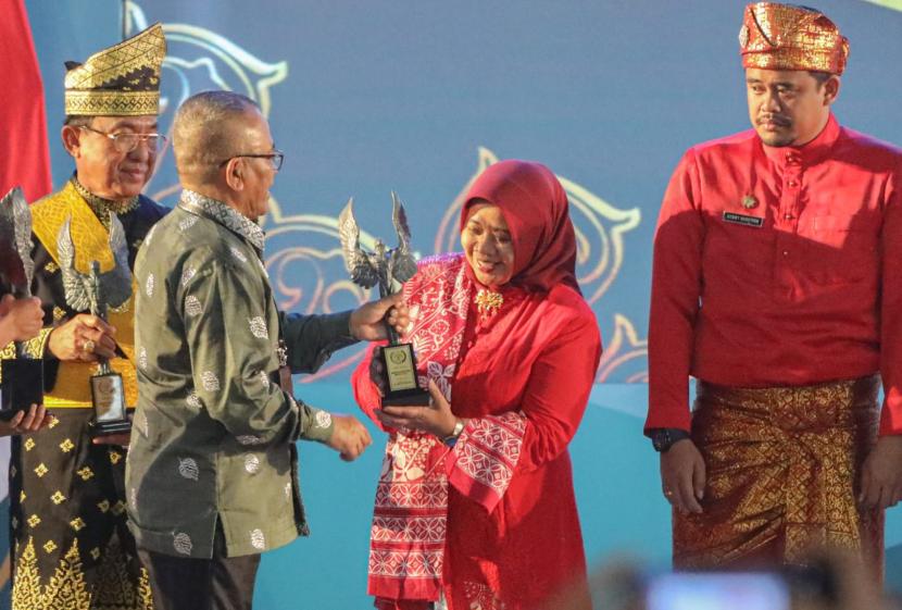 Bupati Sleman, Kustini Sri Purnomo, menerima penghargaan anugerah kebudayaan di Peringatan Hari Pers Nasional 2023 di Sumatera Utara, Kamis (9/2).