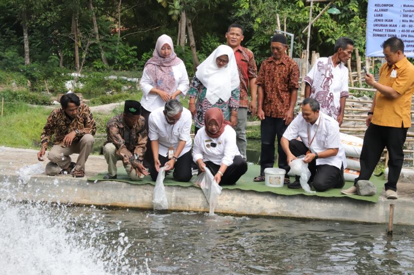 Bupati Sleman, Kustini Sri Purnomo, menyerahkan bantuan sarana prasarana budi daya ikan nila di Kelompok Pembudidaya Ikan (KPI) Makmur Lestari.