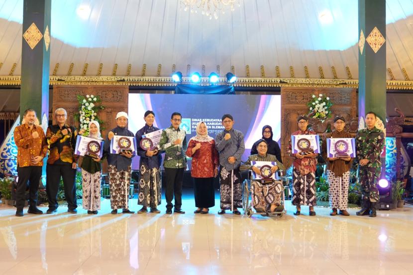 Bupati Sleman, Kustini Sri Purnomo menyerahkan secara langsung penghargaan Anugerah Kebudayaan kepada 6 Seniman/Budayawan Sleman dari enam kategori di Pendopo Parasamya Kabupaten Sleman, Sabtu (2/11/2023).