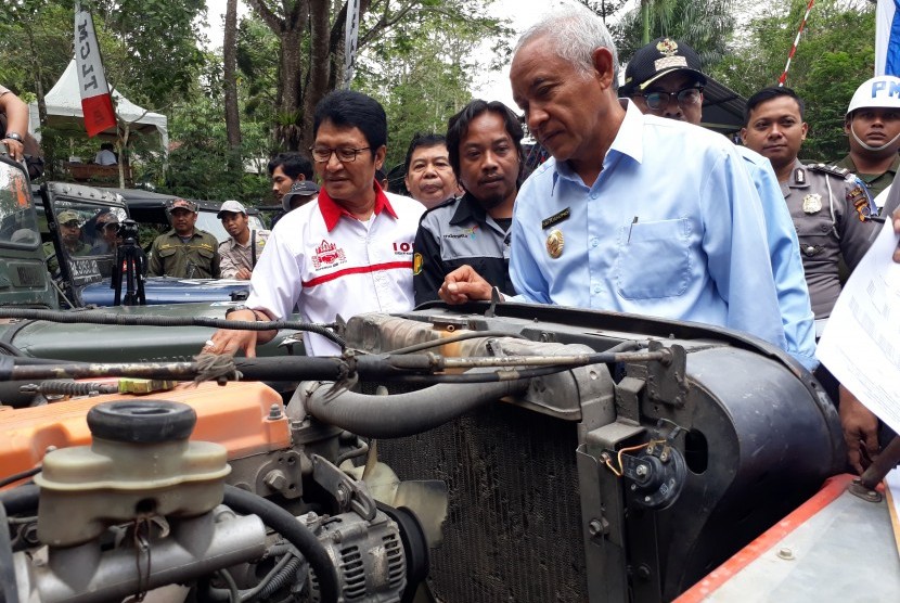 Bupati Sleman, Sri Purnomo, melakukan pengecekan mesin jeep-jeep wisata Lava Tour di Bumi Perkemahan Wonogondang, Kecamatan Cangkringan, Kabupaten Sleman.