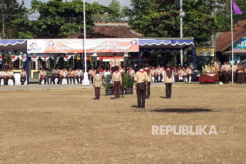 Bupati Sleman, Sri Purnomo, memimpin apel besar HUT Pramuka ke-56 di Lapangan Raden Ronggo Sleman, Senin (14/8).