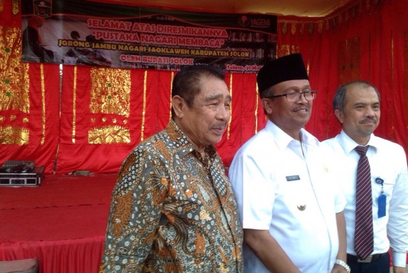 Bupati Solok Gusmal (tengah) didampingi Ketua Umum Yagemi  Firdaus Oemar (kiri) dan Kepala Cabang (Kacab) PT Taspen Sumbar Jhon Irwan. 