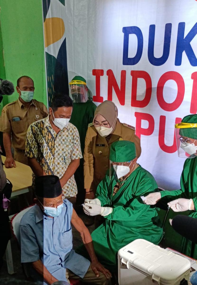 Bupati Sri Sumarni menyaksikan vaksinasi yang suntikan pertamanya dilakukan oleh Kadinkes dr. Slamet Widodo