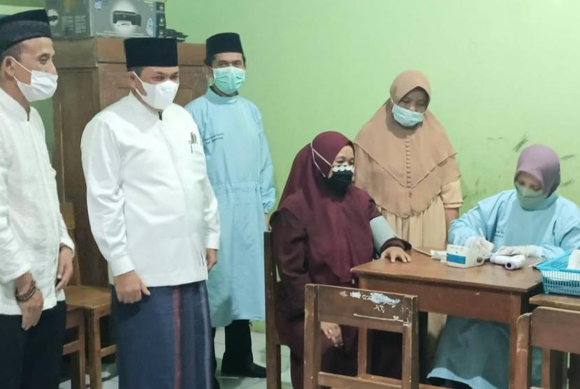 Bupati Srmarang, H Ngesti Nugraha melihat layanan vaksinasi booster yang digelar bersamaan kegiatan tarhim hari ke-tiga Ramadhan, di masjid Al Ikhlas, Desa Medayu, Kecamatan Suruh, Kabupaten Semarang, Selasa (5/4) petang.