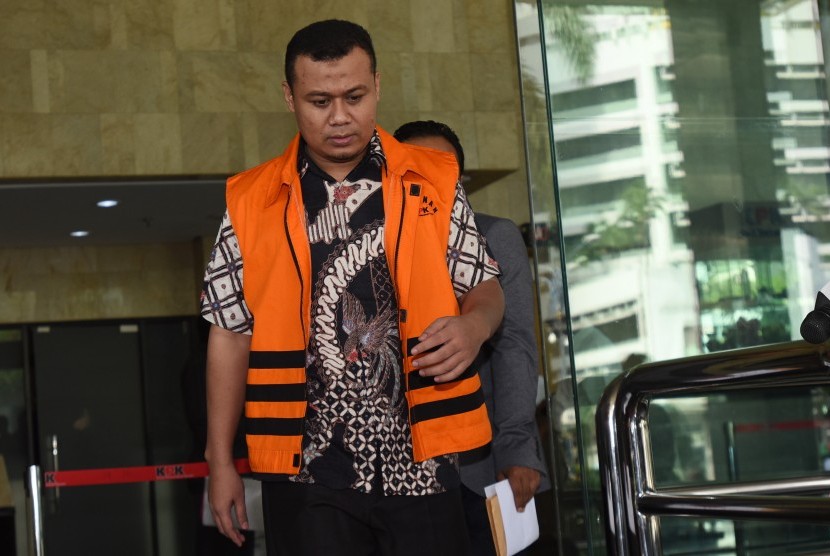 Bupati Subang nonaktif Ojang Sohandi berjalan bergegas seusai menjalani pemeriksaan di Gedung KPK, Jakarta, Kamis (30/6). 
