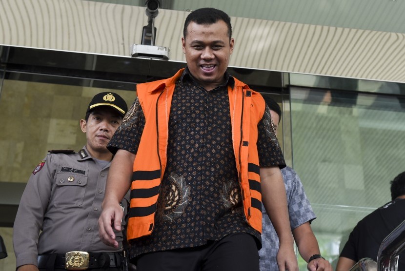 Bupati Subang nonaktif Ojang Sohandi berjalan usai diperiksa di Gedung KPK, Jakarta, Selasa (28/6). 