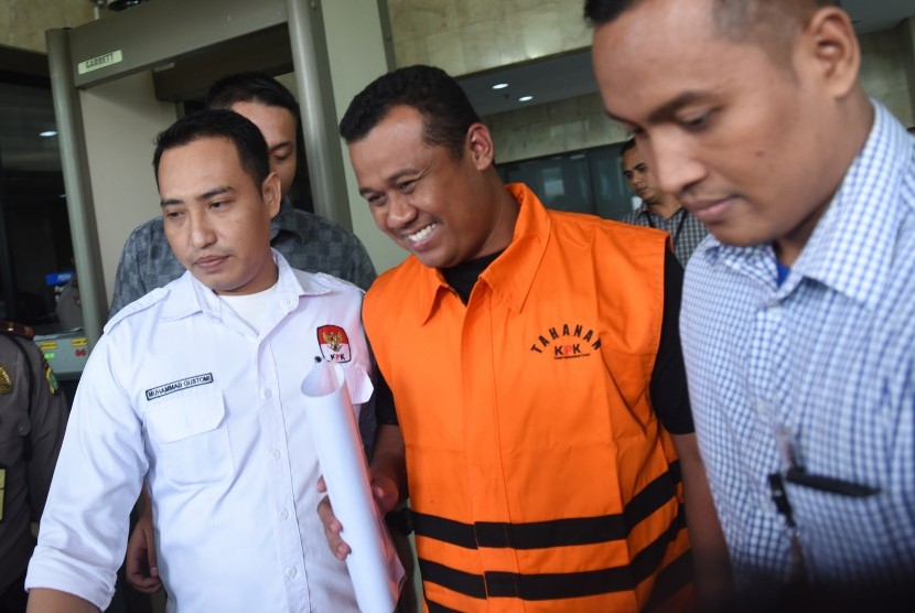 Bupati Subang Ojang Suhandi (tengah) mengenakan rompi tahanan seusai menjalani pemeriksaan di Gedung KPK, Jakarta, Selasa (12/4). (Antara/Hafidz Mubarak A.)