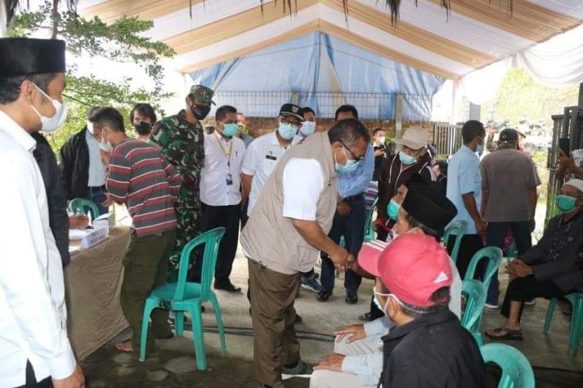 Bupati Sukabumi Marwan Hamami memantau vaksinasi di Kecamatan Kalapanunggal, Rabu (15/12)
