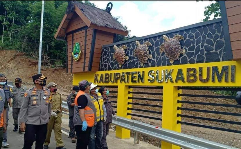 Bupati Sukabumi Marwan Hamami meninjau pembangunan jembatan Cibuni di Kecamatan Cidadap pekan lalu.